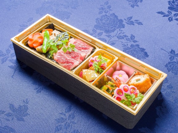 【280mlペット茶付き】7種の副菜と特選4等級【黒毛和牛】ステーキの高級海苔弁当