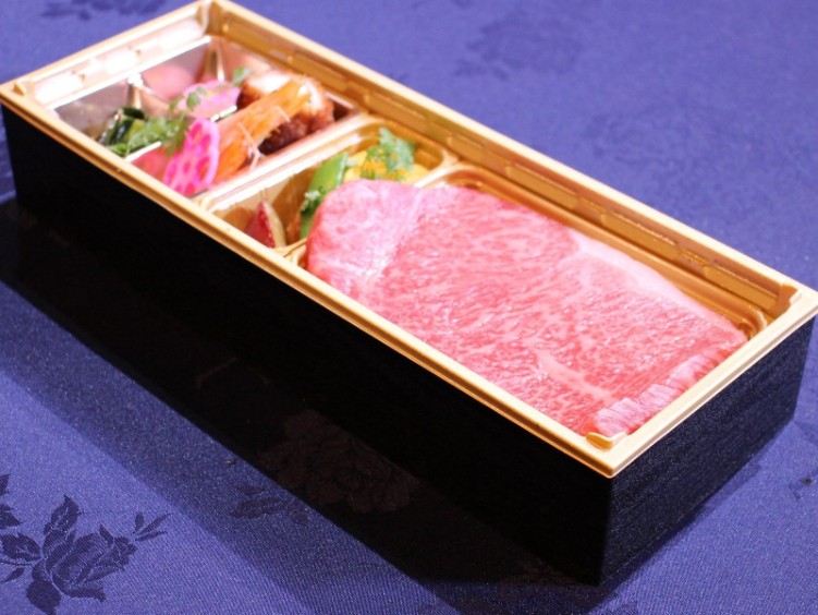 【280mlペット茶付き】特選4等級【黒毛和牛】ステーキ重と7種の副菜【彩り御膳】