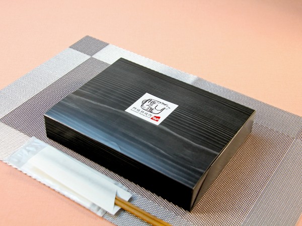 黒毛和牛特上焼肉弁当（ハーフ）＆メンチカツ（極旨ステーキソース）