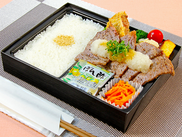 黒毛和牛特上焼肉弁当（ハーフ）＆メンチカツ（さっぱりおろしポン酢）