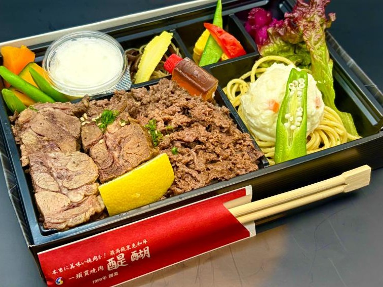 名物！！飲める牛タン塩と柔らか厚切り牛タン塩の焼肉弁当