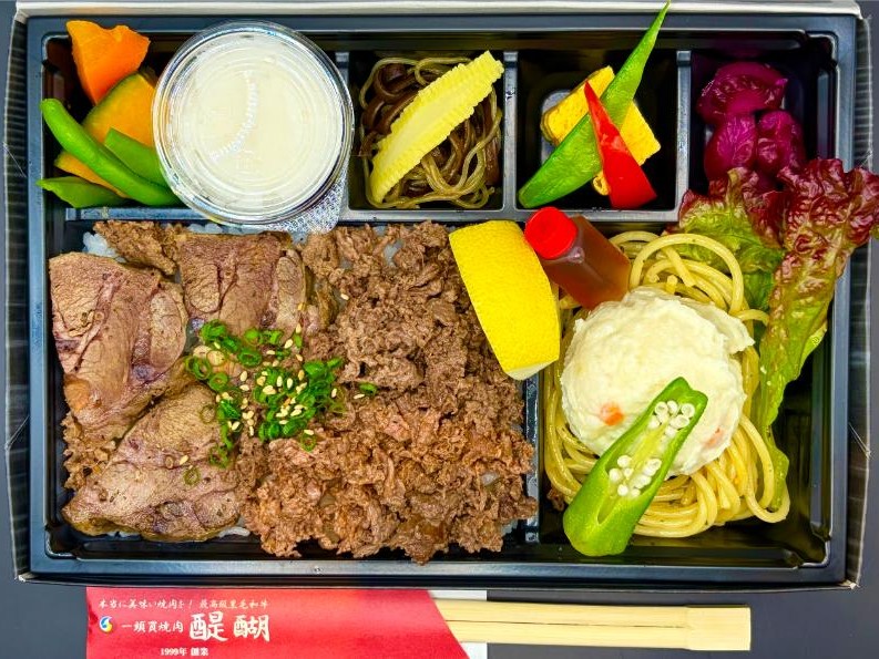 名物！！飲める牛タン塩と柔らか厚切り牛タン塩の焼肉弁当