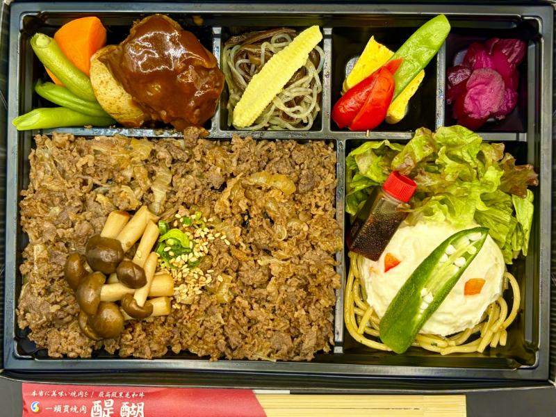 松茸香る黒毛和牛＆牛ロースの焼肉と牛タンシチュー弁当