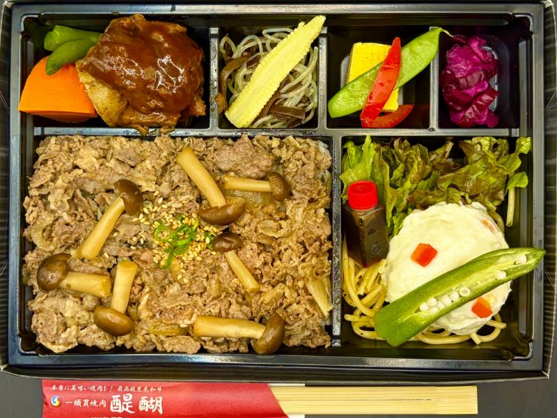 松茸香る黒毛牛・カルビ焼肉と牛タンシチュー弁当