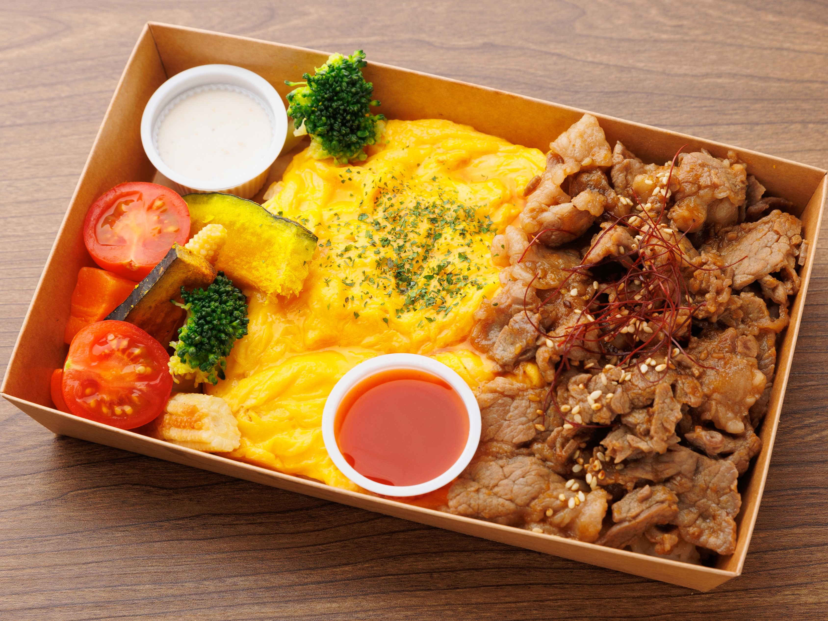 新オムカルビ弁当（シーザーサラダ付き）