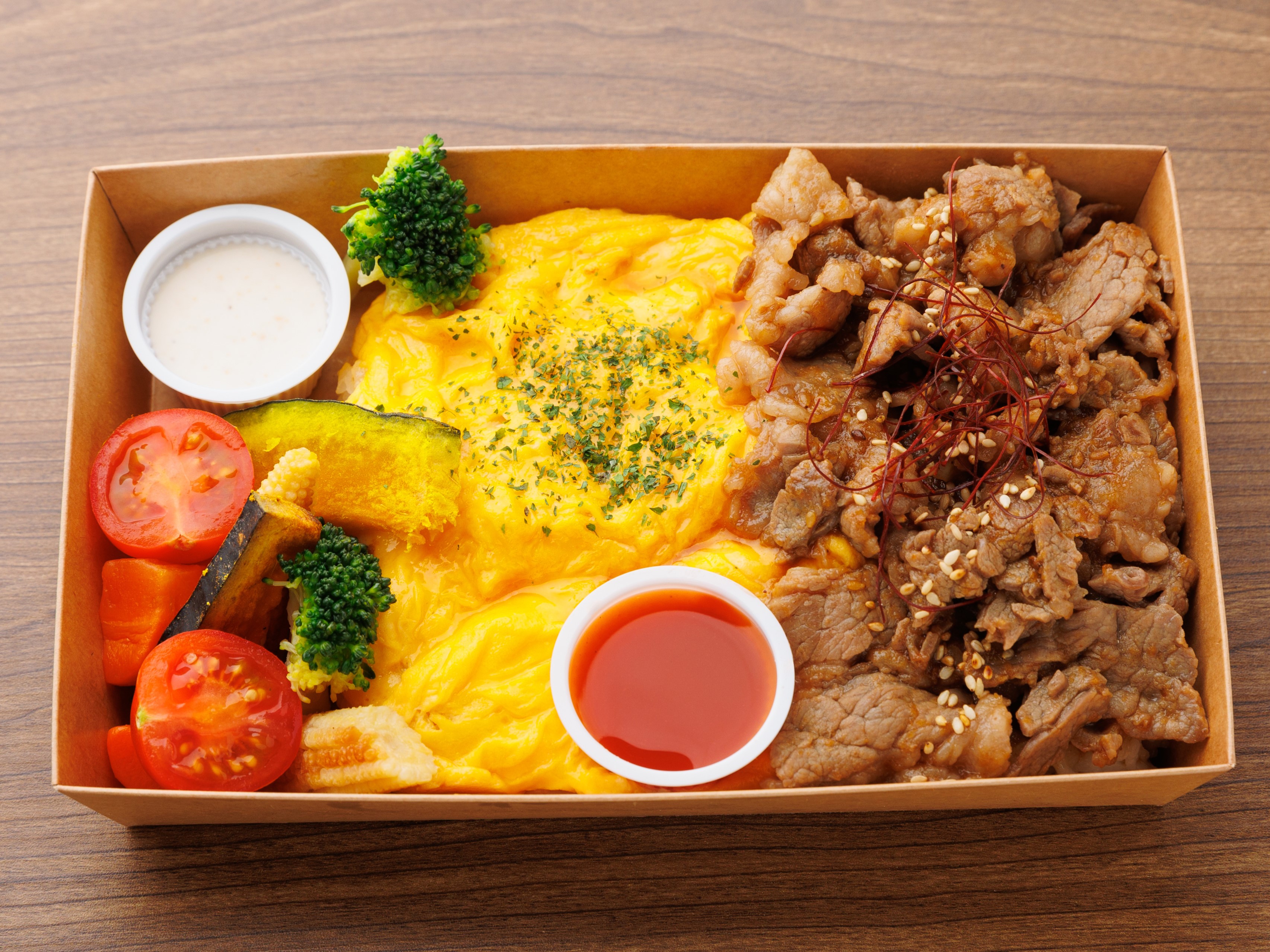 新オムカルビ弁当（シーザーサラダ付き）