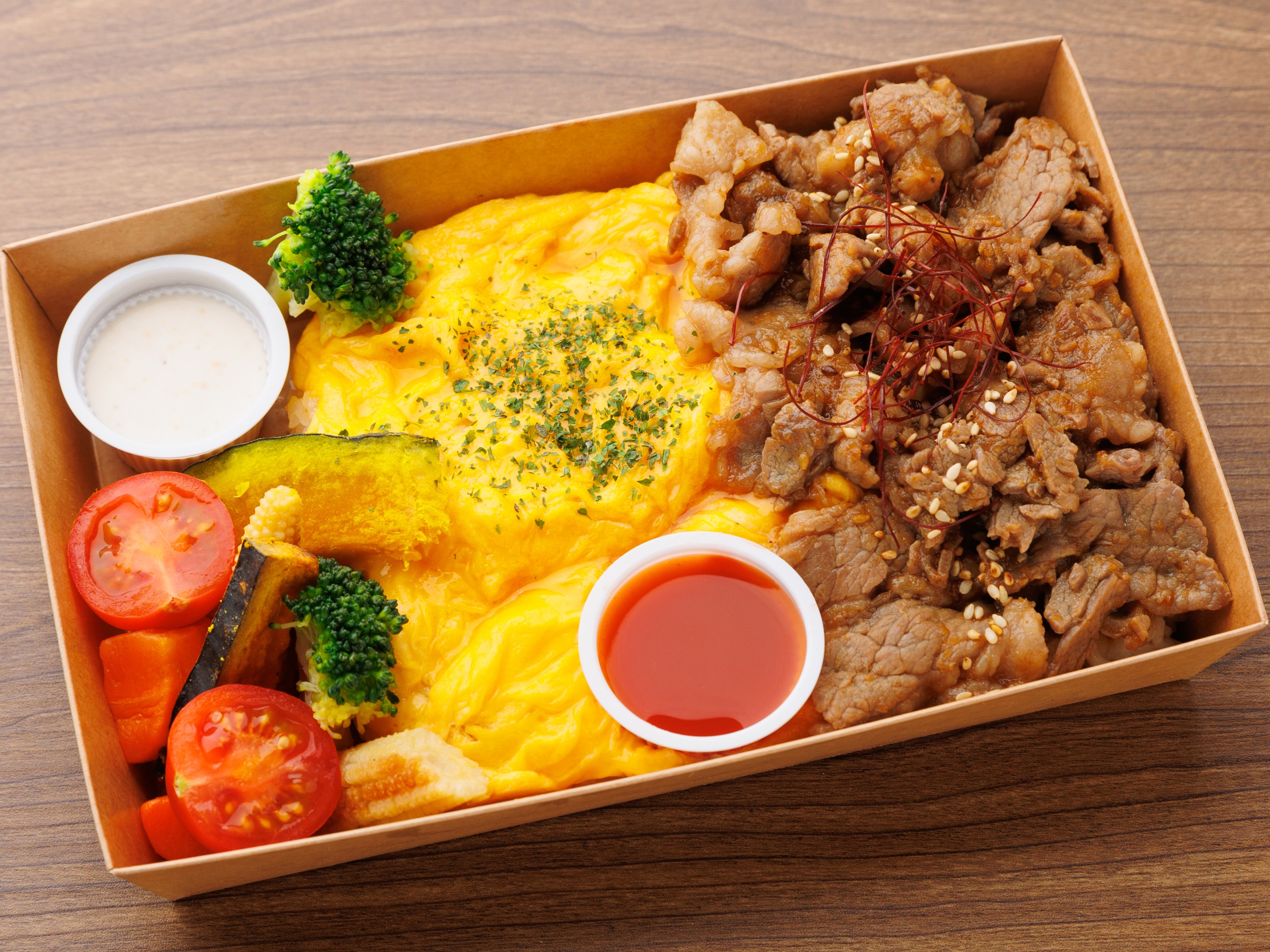 新オムカルビ弁当（シーザーサラダ付き）