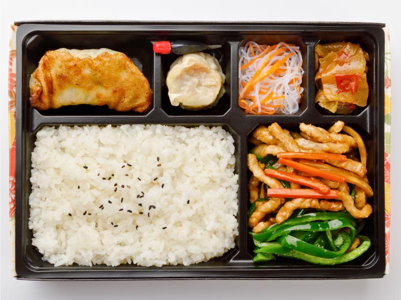 青椒肉絲と餃子弁当