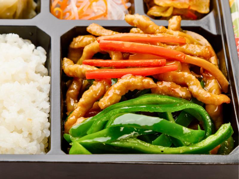 青椒肉絲と餃子弁当