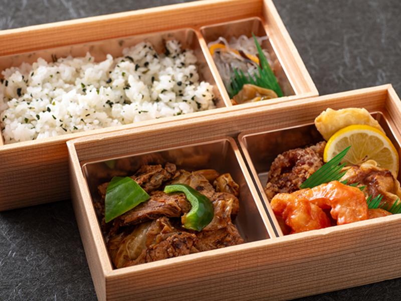 回鍋肉と海老チリとわかめご飯の豪華二段弁当