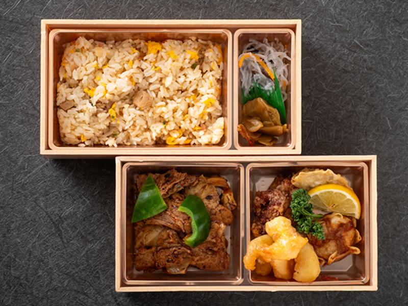 回鍋肉と海老マヨ、マンゴーソースとチャーハンの豪華二段弁当
