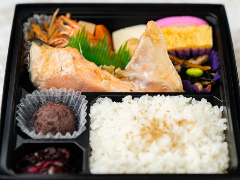 桔梗弁当 厚切りとろ銀鮭