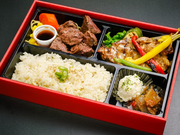 やわらか牛ハラミのサイコロステーキとグリル・ド・チキンのダブルメイン