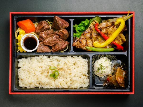 やわらか牛ハラミのサイコロステーキとグリル・ド・チキンのダブルメイン