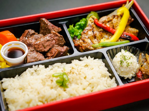 やわらか牛ハラミのサイコロステーキとグリル・ド・チキンのダブルメイン