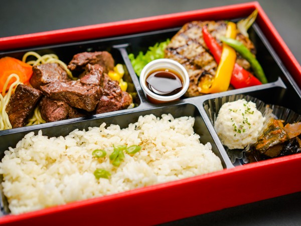 やわらか牛ハラミのサイコロステーキと直火網焼きステーキハンバーグのダブルメイン