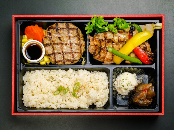 直火網焼きステーキハンバーグとグリル・ド・チキンのダブルメイン