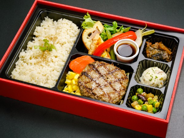 選べる4種のソースに直火網焼きステーキハンバーグとオードブル