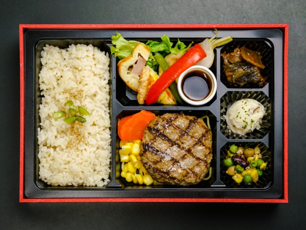 選べる4種のソースに直火網焼きステーキハンバーグとオードブル