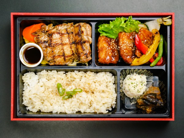 グリル・ド・チキンと特製ポークフリットのダブルメイン