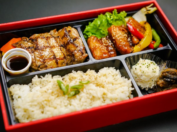 グリル・ド・チキンと特製ポークフリットのダブルメイン