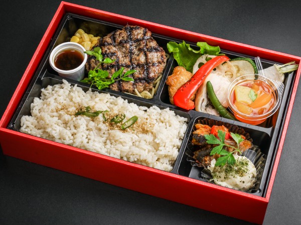 直火網焼きステーキハンバーグのフルーツジュレ添え