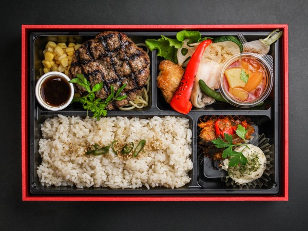 直火網焼きステーキハンバーグのフルーツジュレ添え