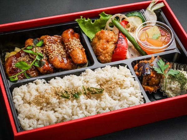 甘辛ソースの特製厚切りポークフリットのフルーツジュレ添え