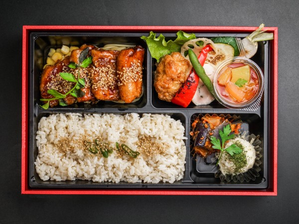 甘辛ソースの特製厚切りポークフリットのフルーツジュレ添え