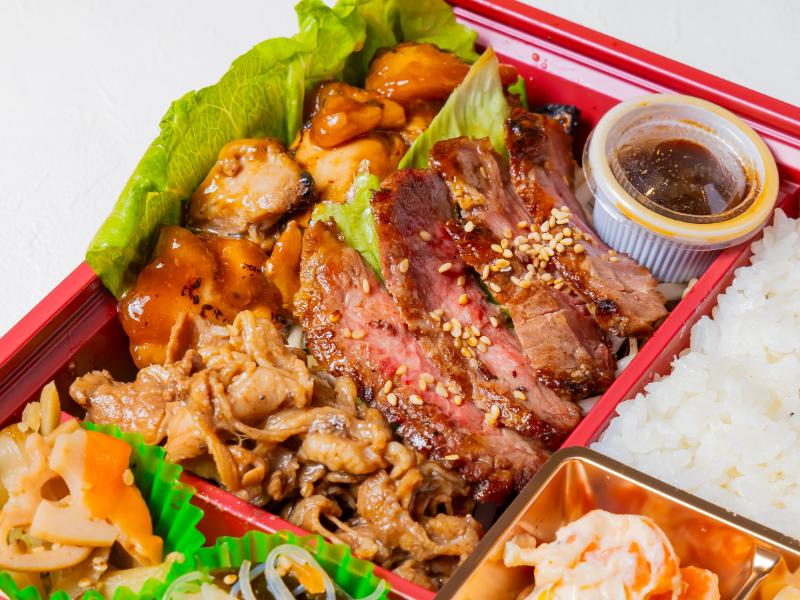 ステーキ焼肉亭ステーキ＆焼肉＆グリルチキンのトリプル御膳