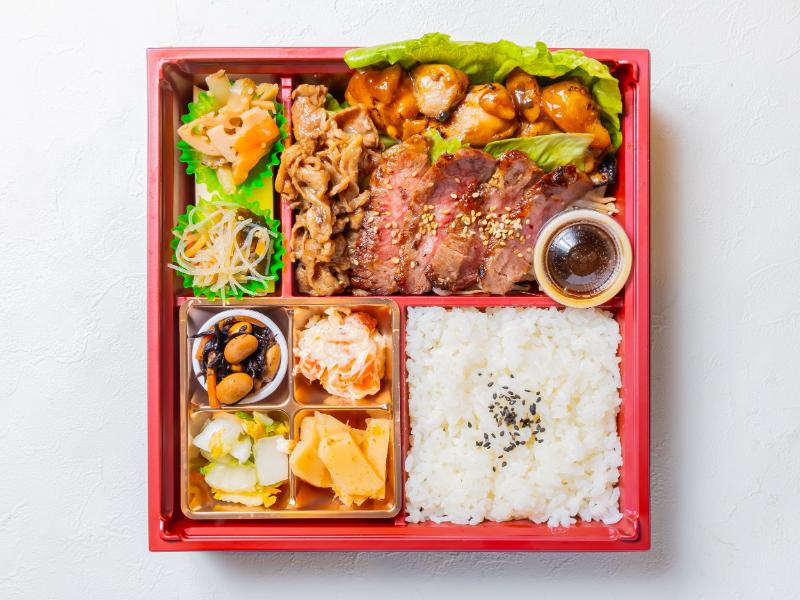 ステーキ焼肉亭ステーキ＆焼肉＆グリルチキンのトリプル御膳