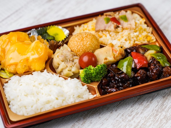 【豪華！】エビマヨ＆鶏の黒酢ソースいろどり弁当