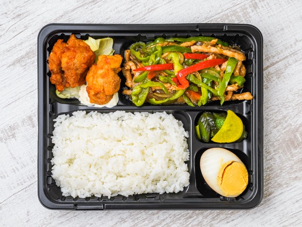 【イイ値！】青椒肉絲＆特製唐揚げ弁当