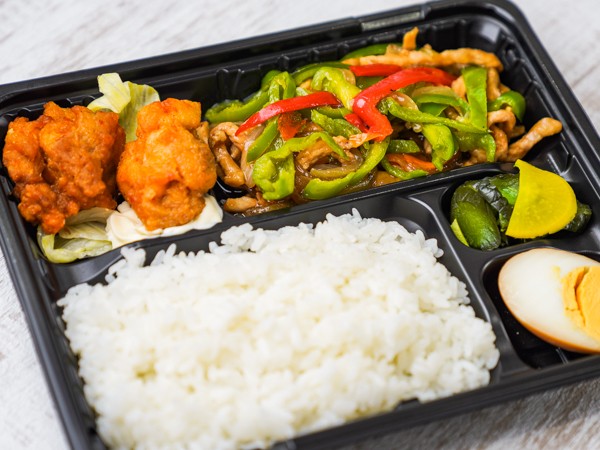 【イイ値！】青椒肉絲＆特製唐揚げ弁当