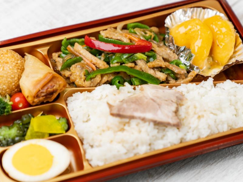 青椒肉絲＆エビマヨ弁当